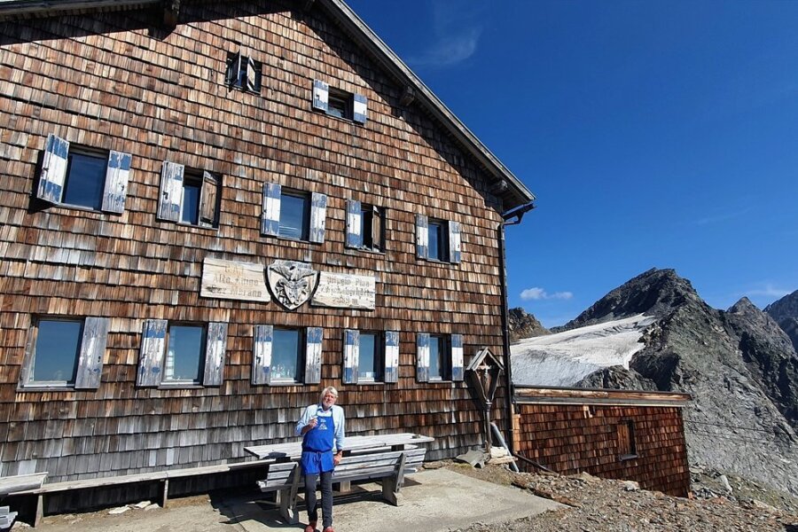 Sein Arbeitsplatz mit traumhafter Aussicht auf fast 3000 Metern Höhe: Heinz Leitner vor der Zwickauer Hütte in Südtirol. 