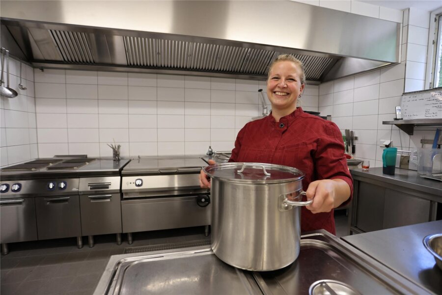 Zwickauer Kinderhausverein im Gert-Fröbe-Haus feiert mehr als neue Küche - Küchenchefin Nicole Gündel strahlt mit der neuen Küche im Gert-Fröbe-Haus um die Wette.