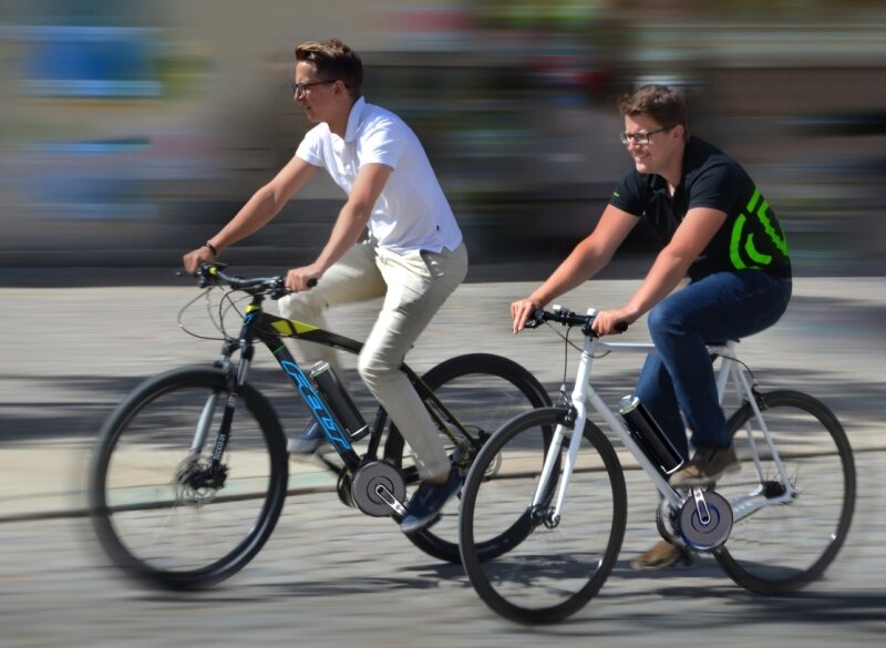 Zwickauer können aus fast jedem Fahrrad ein E-Bike machen -  Die Geschäftsführer der Firma Pendix Christian Hennig (links) und Thomas Herzog fahren in der Zwickauer Innenstadt auf Fahrrädern, die sie mit ihrem eigenen Nachrüstsystem zu E-Bikes gemacht haben. 