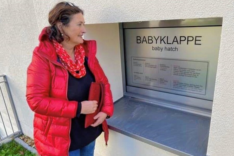 Zwickauer Krankenhaus hat jetzt eine Babyklappe - und schweigt darüber - Christiane Drechsel vor der Babyklappe auf dem Geländes des Heinrich-Braun-Klinikums. Die frühere Stadträtin hatte sich schon vor Jahren für eine solche Einrichtung eingesetzt. 