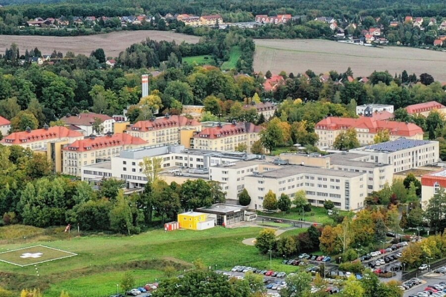 Blick auf das Gelände des Heinrich-Braun-Klinikums in Marienthal. Das Krankenhaus kauft den bisherigen Konkurrenten Paracelsus. Der Prozess soll noch in diesem Jahr abgeschlossen werden. 