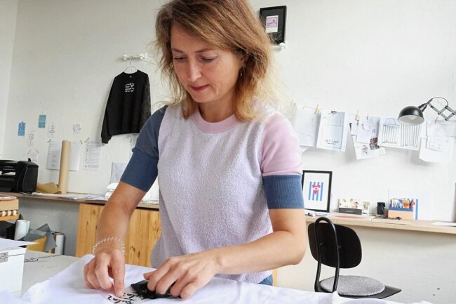 Zwickauer Kreativwirtschaft rückt ins Scheinwerferlicht - Mit "Lotta und Pepe" hat Janett Fischer eine Modemarke geschaffen, die international Absatz findet. Auch sie gehört zu den Mieterinnen in der Kulturweberei, dem Ort in Zwickau, an dem sich viele Kreative treffen. 