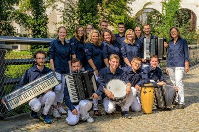 Zwickauer Kreismusikschule „Clara Wieck“: Musiker begeistern mit dem Akkordeon - Das Akkordeonorchester Tacctart im September dieses Jahres. Am Samstag begeht das Ensemble mit einem Konzert im Glauchauer Stadttheater sein 25-jähriges Bestehen.