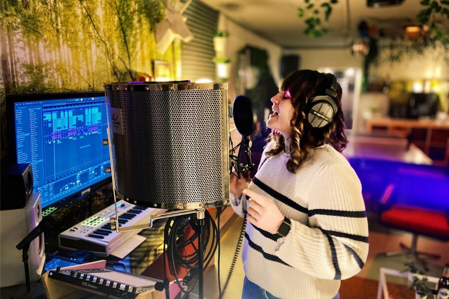Zwickauer Label Nopareto bringt ersten Electro-Song auf den Markt - Sophia Wutzler, Spitzname Phia, singt bei Aufnahmen im Studio von Nopareto.