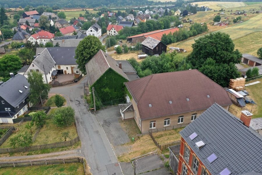 Die Gaststätte "Linde" in Culitzsch (Bild Mitte) soll abgerissen werden. Dort und auf der Freifläche dahinter sind Parkflächen und ein Spielplatz geplant. Eine Bürgerinitiative fordert eine angemessene Ausstattung. 