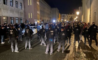 Zwickauer Landratsamt will Coronaverstöße rasch ahnden - Am 29. November kesselten Polizisten die Corona-Protestler in der Peter-Breuer-Straße in Zwickau ein und erstatteten etwa 170 Anzeigen wegen einer Ordnungswidrigkeit. 