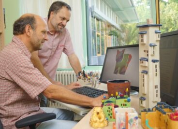 Zwickauer Lukaswerkstatt versendet Keramik in alle Welt - Wolfgang Ullmann (links) und Robby List, Chef in der Keramikwerkstatt, bieten ihre Produkte auch im Internet an.