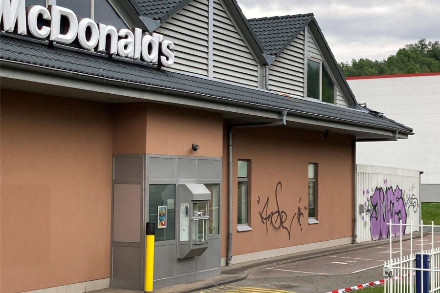 Zwickauer McDonald’s-Filiale ist erneut Tatort - Die Gunst des geschlossenen Lokals haben Graffitisprayer offenbar genutzt, und eine Front beschmiert.