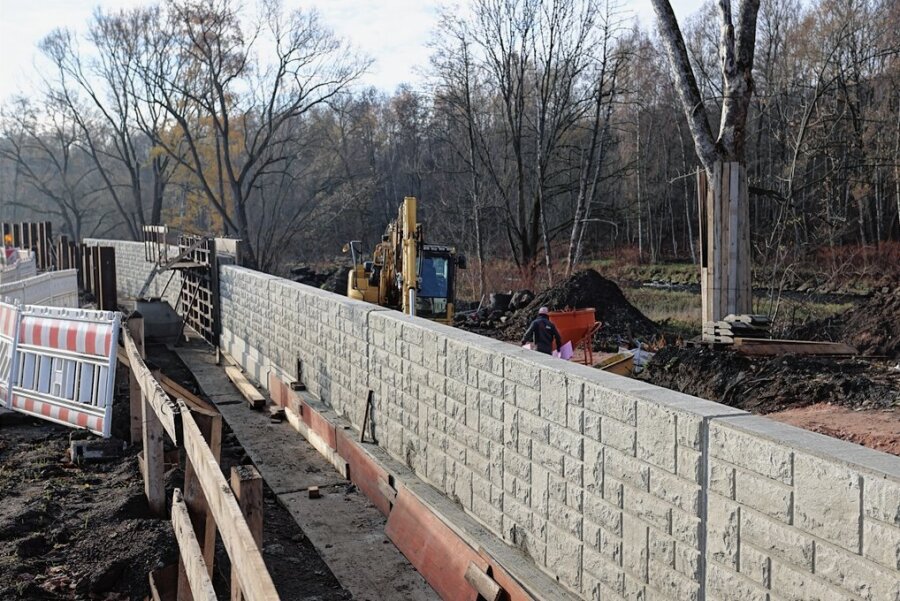 Zwickauer Mulde: Hochwasserschutzmauer in Bockwa wächst täglich - Bis Mai 2023 sollen die Arbeiten abgeschlossen sein. 