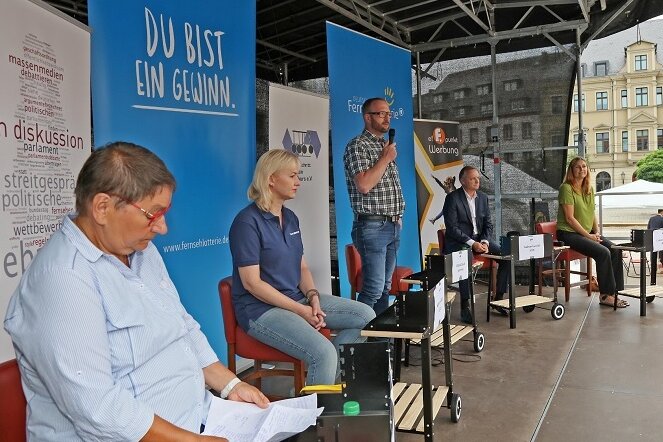 Zwickauer OB-Kandidaten stellen sich erstmals vor - Die Zwickauer OB-Kandidaten auf der Bühne: Ute Brückner (Die Linke), Kathrin Köhler (CDU), Michael Jakob (parteilos), Andreas Gerold (AfD) und Constance Arndt (Bürger für Zwickau).