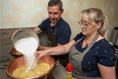 Zwickauer Paar räumt bei Marmeladen-WM in Großbritannien fünf Preise ab - Yvonne und André Richter beim Kochen von Marmelade. Etwa 20 verschiedene Rezepturen setzen sie regelmäßig um. 