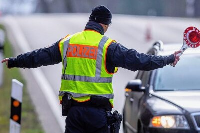 Zwickauer Polizisten nehmen Jäger illegale Waffe ab - Verkehrspolizist bei einer Kontrolle. 