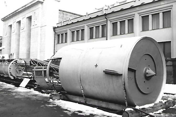 Zwickauer profilieren sich mit Tunnelbau - Der sowjetische Vortriebsschild D 2100 - hier präsentiert auf der Leipziger Messe - kam im Produktionsbereich Zwickau zum Einsatz. Er eignete sich mit seiner Abbauscheibe vor allem für sandigen Boden. 