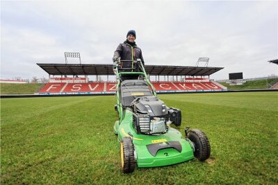 Zwickauer Rasen bereit für erstes FSV-Heimspiel 2023 - Greenkeeper James Mulligan bei der Arbeit im Stadion.