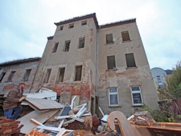 Zwickauer Ruinen machen Platz für Quartier-Parkplätze - Drei Häuser am Eingang zur Knopffabrik werden abgerissen.