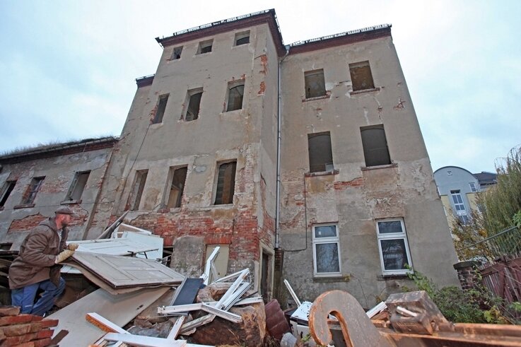 Zwickauer Ruinen machen Platz für Quartier-Parkplätze - Drei Häuser am Eingang zur Knopffabrik werden abgerissen.
