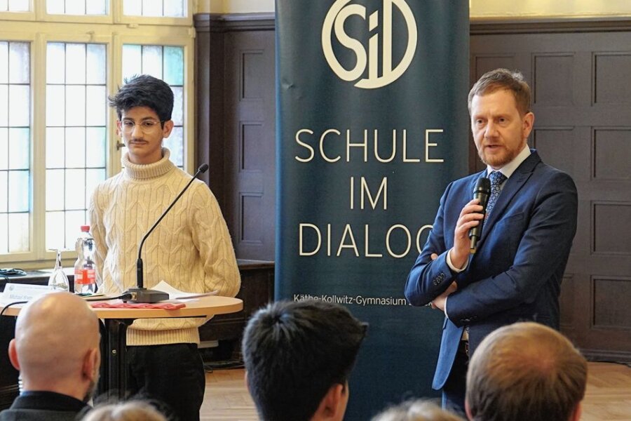 Zwickauer Schüler löchern sächsischen Ministerpräsidenten - Hassan Gata (links) führte souverän durch die Veranstaltung "Schule im Dialog", bei der diesmal Ministerpräsident Michael Kretschmer zu Gast im Käthe-Kollwitz-Gymnasium war. 
