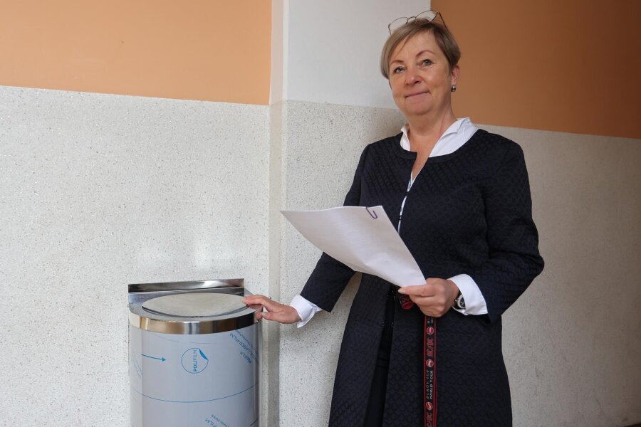 Zwickauer Schule gewinnt Wasserspender – und wartet seit mehr als einem Jahr auf Installation - Hier soll bald ein Wasserspender in der Humboldtschule stehen. Schulleiterin Antje Dombrowski setzt sich seit über einem Jahr dafür ein, dass das Hochbauamt diesen anschließt.