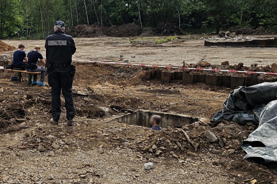 Zwickauer Skelettfund: Polizei geht von Einzelfall aus - In diesem Betonschacht wurde die skelettierte Leiche gefunden. Kriminaltechniker bargen die Knochen.