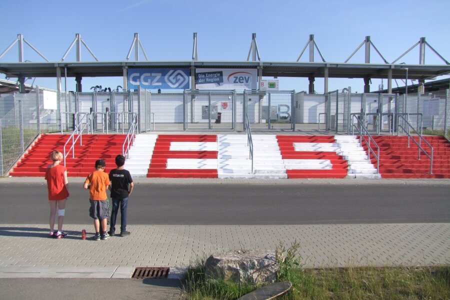 Zwickauer Stadion noch nicht spieltauglich - Diese Fan-Malerei muss noch entfernt werden.