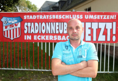 Geschäftsführer Jörg Schade ist sauer auf die Fraktionen. Der FSV hat entsprechende Plakate für aufgehängt.