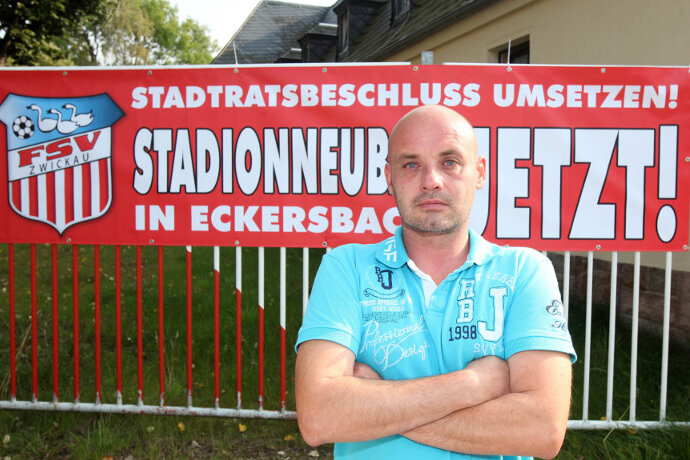 Geschäftsführer Jörg Schade ist sauer auf die Fraktionen. Der FSV hat entsprechende Plakate für aufgehängt.