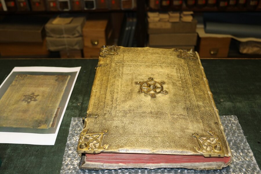 Zwickauer Stadtarchiv erhält 671 Jahre altes Buch zurück - Das Stadtrechtsbuch aus dem Jahr 1348.