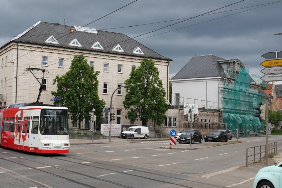 Zwickauer Stadtarchiv: Neuer Plan beinhaltet Kauf des Gebäudes ab 2040 als Option - Im Sommer soll der Umbau der ehemaligen Sparkasse zum Stadtarchiv abgeschlossen sein. Ab Juli muss die Stadt Miete bezahlen.