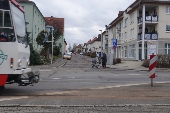Zwickauer Stadträte fordern Planung von Ladesäulen - Die Friedrich-Staudte-Straße hat ihre besten Zeiten hinter sich. Doch ohne Ladesäulen soll sie nicht saniert werden. 