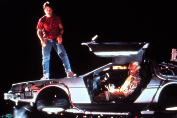 Szene aus "Zurück in die Zukunft": Michael J. Fox steht auf dem schwebenden DeLorean, der von Christopher Lloyd gesteuert wird. 