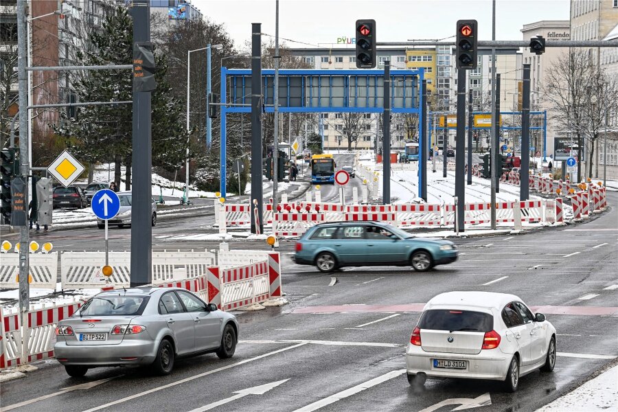 Zwickauer Straße: Wie lange Autofahrer in Chemnitz noch mit Behinderungen rechnen müssen - Absperrungen und Einschränkungen für den Straßenverkehr dominieren das Bild auf der Zwickauer Straße.