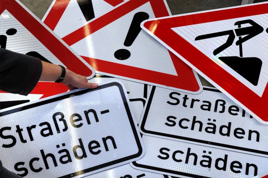 Zwickauer Straßen: 26 Schilder warnen vor Straßenschäden - Schilder mit der Aufschrift „Straßenschäden“ sind im kommunalen Bauhof reichlich vorhanden.