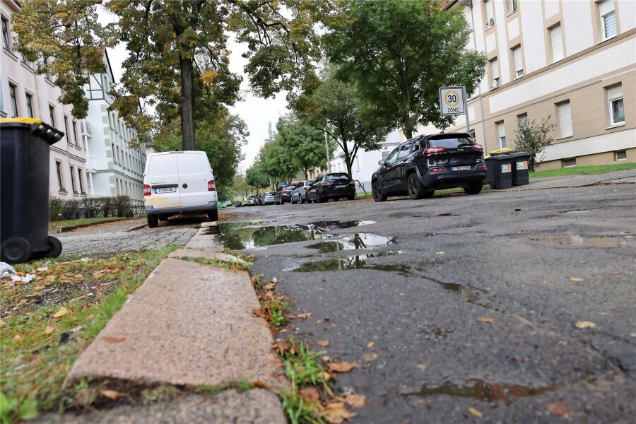 Zwickauer Straßen: Bauausschuss beschließt weitere Sanierungen - Die Feodorstraße weist Schäden auf. Sie soll 2024 saniert und mit neuen Stellflächen versehen werden.