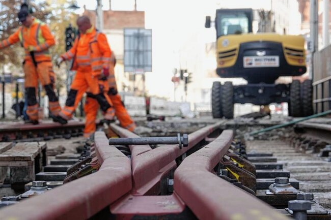 Zwickauer Straßenbahn: Sechs Monate Ersatzverkehr ab Montag - Im ersten Bauabschnitt im vorigen Jahr wurden bereits Sonderweichen mit federnd beweglichen Herzstücken eingebaut. 
