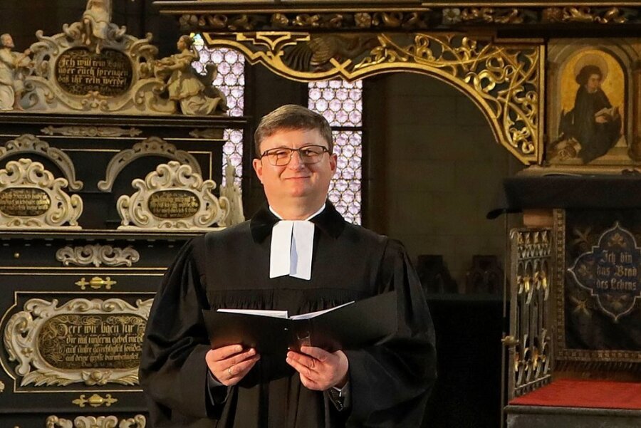 Harald Pepel - auf dem Foto während eines Gottesdiensts im Zwickauer Dom - appelliert an die Verantwortung jedes Einzelnen den Mitmenschen gegenüber. 