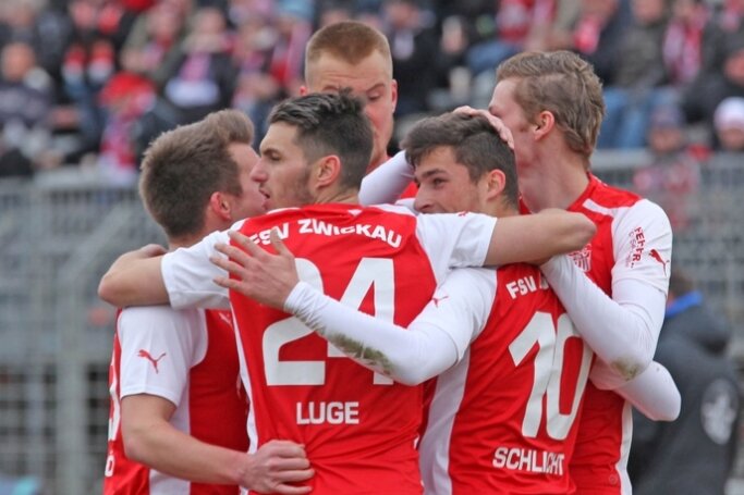 Zwickauer tanken Selbstvertrauen für Spitzenspiel - Die Zwickauer Spieler bejubeln den Treffer zum 1:0 gegen den VfB Auerbach durch Michael Schlicht.