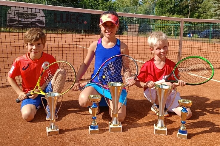 Zwickauer Tenniszwerge trumpfen riesig auf - Bruno Thaut, Marie Henke und Max Espig (von links nach rechts) mit ihren bei der Landesmeisterschaft gewonnenen Pokalen. 