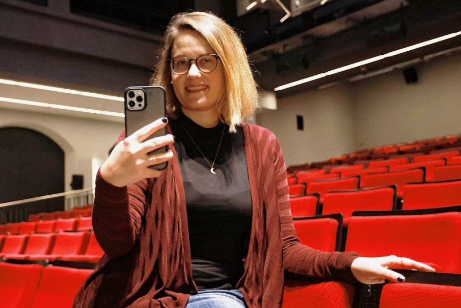 Zwickauer Theatergeschichten als Storys auf Facebook und Instagram - Anne Zeuner ist mit ihrem Smartphone im Zwickauer Gewandhaus unterwegs.