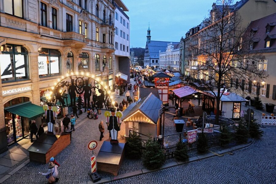 Zwickauer Weihnachtsmarkt: Händler sind wütend wegen Höcke-Besuch - Manche Schausteller, die ihre Buden nahe am Zwickauer Domhof haben, machen sich Sorgen wegen der AfD-Kundgebung am Freitag. 
