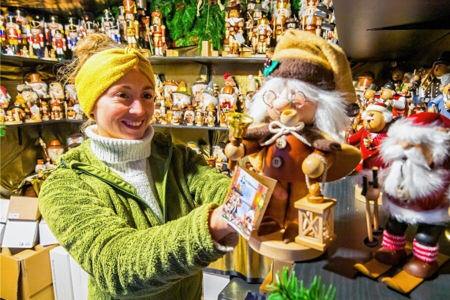 Zwickauer Weihnachtsmarkt: Händler zwischen Vorfreude und Sorge - Jessica Flämig hat erzgebirgische Holzkunst im Angebot. Im Bild ist der Weihnachtswichtel von der Firma Christian Ulbricht. Eine Rarität, die nicht mehr hergestellt wird, wie Flämig sagt.