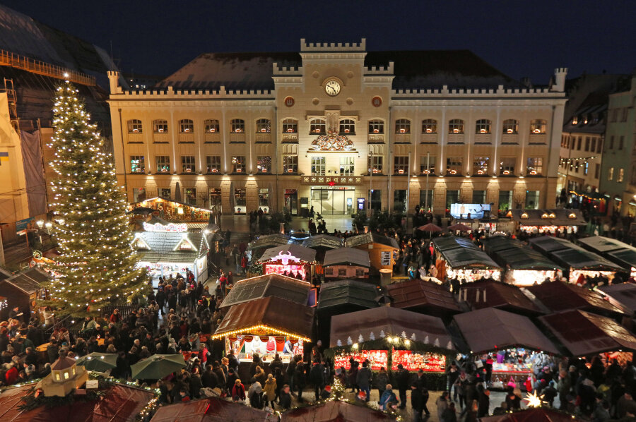 Zwickauer Weihnachtsmarkt putzt sich vor dem Start heraus - Der Zwickauer Weihnachtsmarkt 2018.