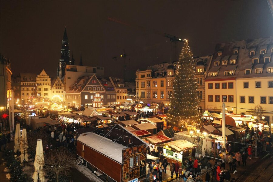 Zwickauer Weihnachtsmarkt: Warum die Musik mittendrin verändert wurde - Der Zwickauer Weihnachtsmarkt erhellte auch im Winter 2023 wieder den Hauptmarkt.
