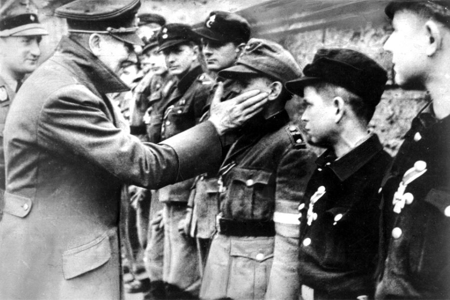 Zwickauer will unbedingt Adolf heißen: Hitler-Fan posiert in SS-Uniform und landet vor Gericht - Eine der letzten Aufnahmen von Adolf Hitler 1945. Das Bild zeigt den Kriegsverbrecher bei der Auszeichnung von Mitgliedern der Berliner Hitler-Jugend.
