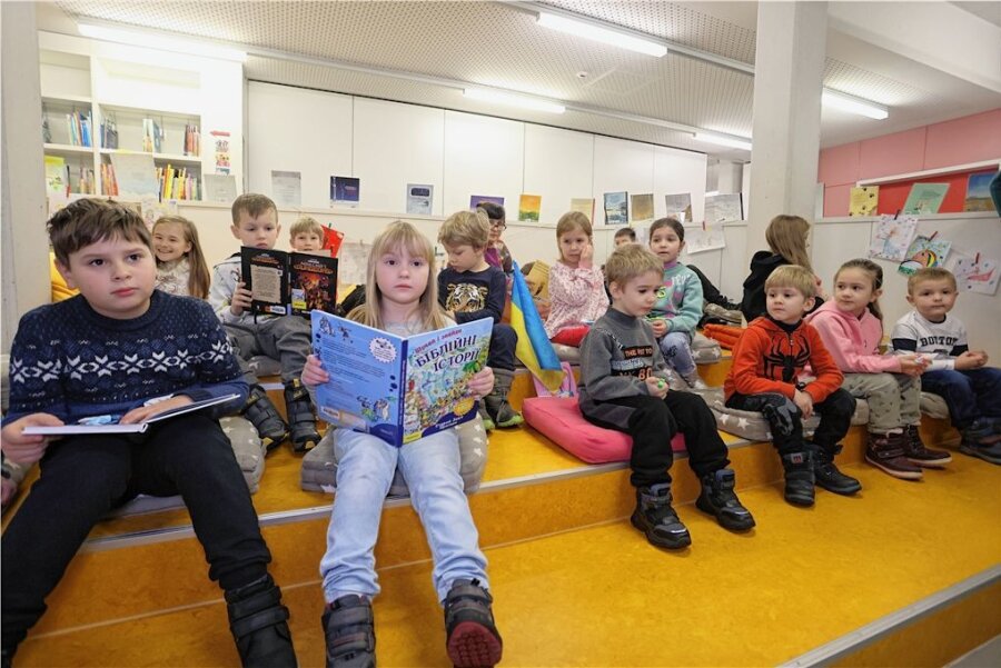 Zwickauer Wissensspeicher spricht jetzt auch ukrainisch - zumindest mit den Kindern - Sofiia Zaiats und Ivan Korobchuk waren mit die ersten Kinder die sich in der Stadtbibliothek Bücher aus ihrer Heimat aussuchten. 