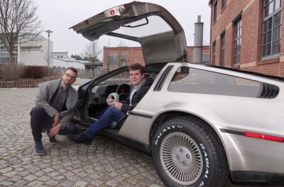 Zwickauer wollen Kultauto in neues Zeitalter katapultieren - Lukas Basan (l.) und Max Michael in ihrem alten DeLorean, den sie mit moderner Technologie ausstatten möchten.
