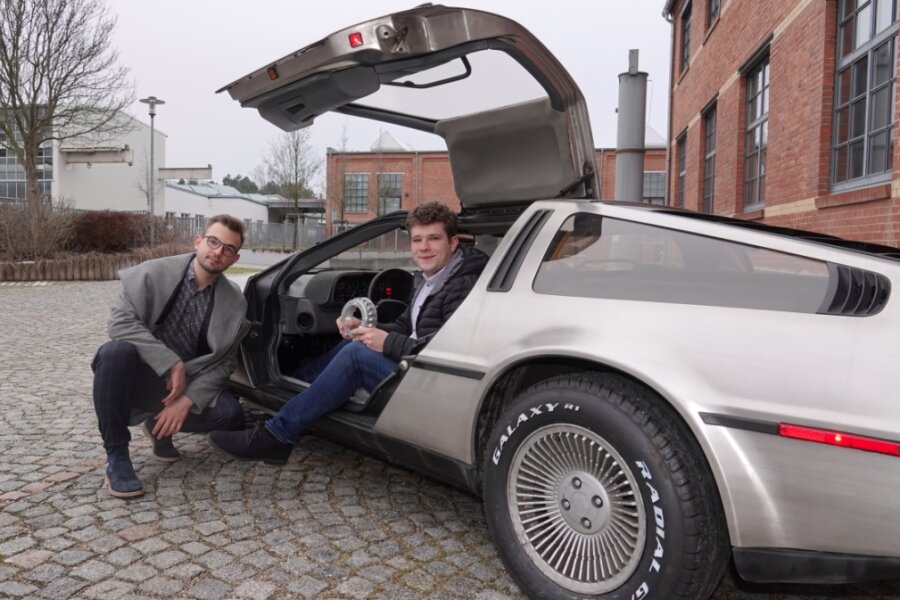Lukas Basan (l.) und Max Michael in ihrem alten DeLorean, den sie mit moderner Technologie ausstatten möchten.