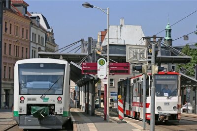 Zwickauer Zentrum bekommt mehr Zugverkehr - Dank neuer Technik wird es für Bahn (links) und Straßenbahn (rechts) noch leichter, den Stadtkern anzusteuern. 