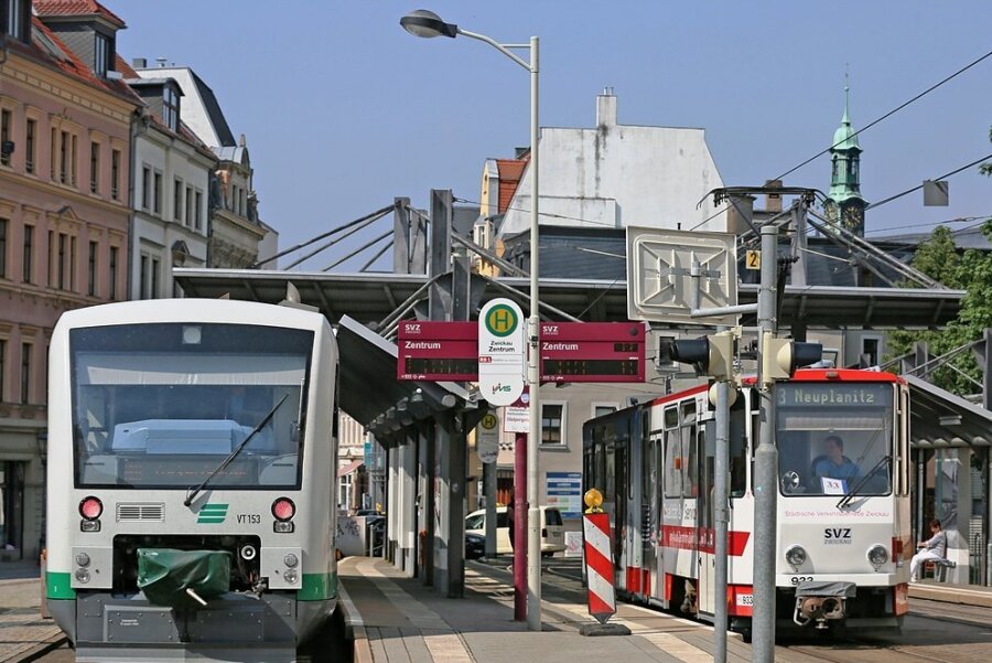 Zwickauer Zentrum bekommt mehr Zugverkehr - Dank neuer Technik wird es für Bahn (links) und Straßenbahn (rechts) noch leichter, den Stadtkern anzusteuern. 