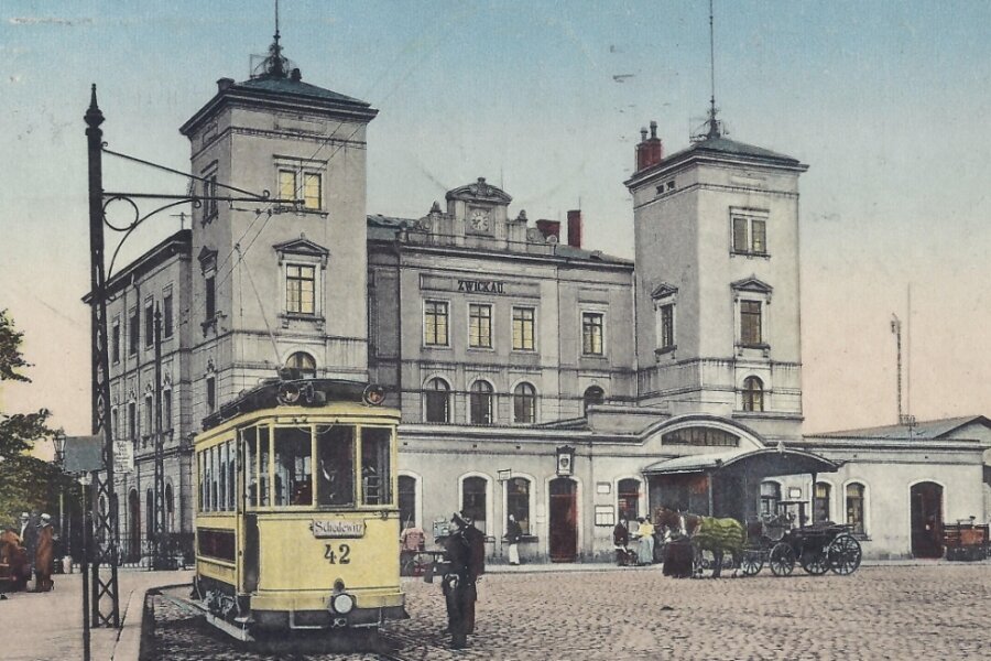 Zwickaus Bahnhof mehrfach umgebaut - Das Zwickauer Empfangsgebäude des Bahnhofs (mit Vorbau, um 1910) und die Straßenbahn nach Schedewitz. 