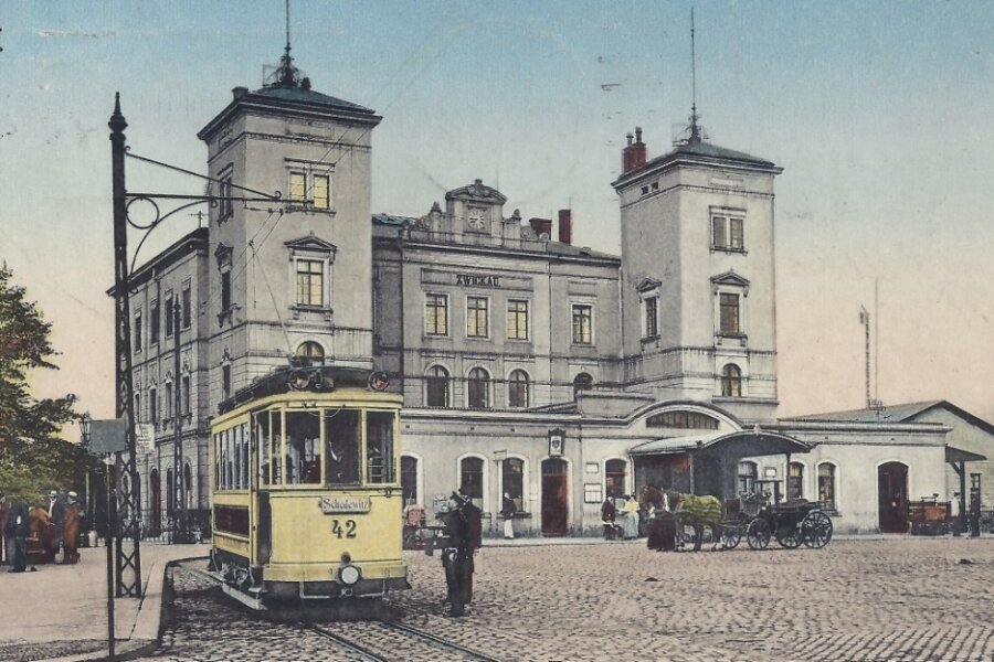 Das Zwickauer Empfangsgebäude des Bahnhofs (mit Vorbau, um 1910) und die Straßenbahn nach Schedewitz. 